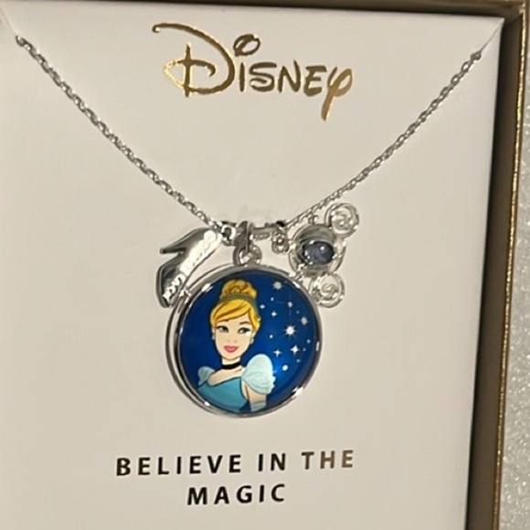 π Cinderella Believe in Magic Necklace with Glass Slipper and Carriage Silver - Picture 4 of 6